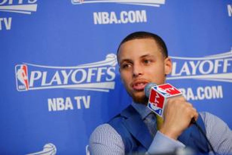 Pebasket Golden State Warriors Stephen Curry berbicara kepada media setelah memenangi laga keenam babak play-off Wilayah Barat melawan Los Angeles Clippers di Oracle Arena, Kamis (1/5/2014). Warriors menang 100-99.