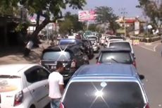 BBM Dikabarkan Naik, Antrean Kendaraan di SPBU Capai 2 Kilometer