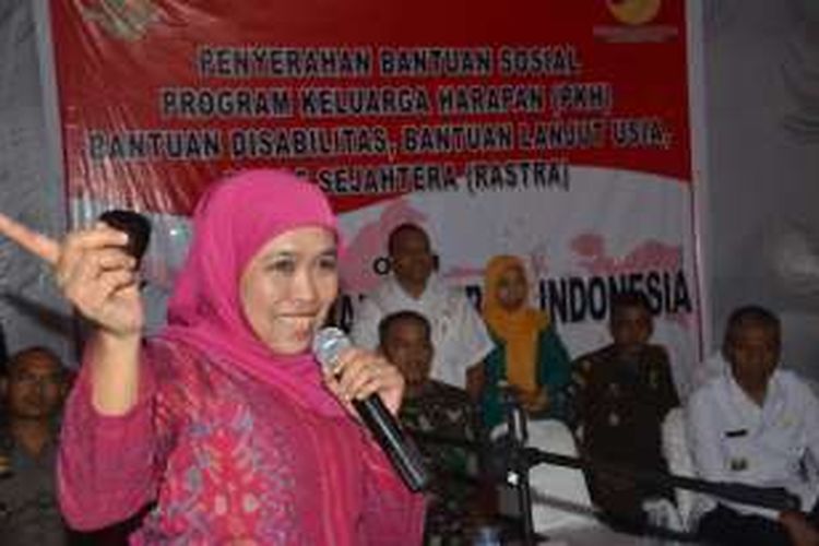 Mensos Khofifah Indar Parawansa menyerahkan bantuan sosial Program Keluarga Harapan (PKH), bantuan disabilitas, lanjut usia serta beras sejahtera di Ternate, Maluku Utara, Rabu (6/4/2016)