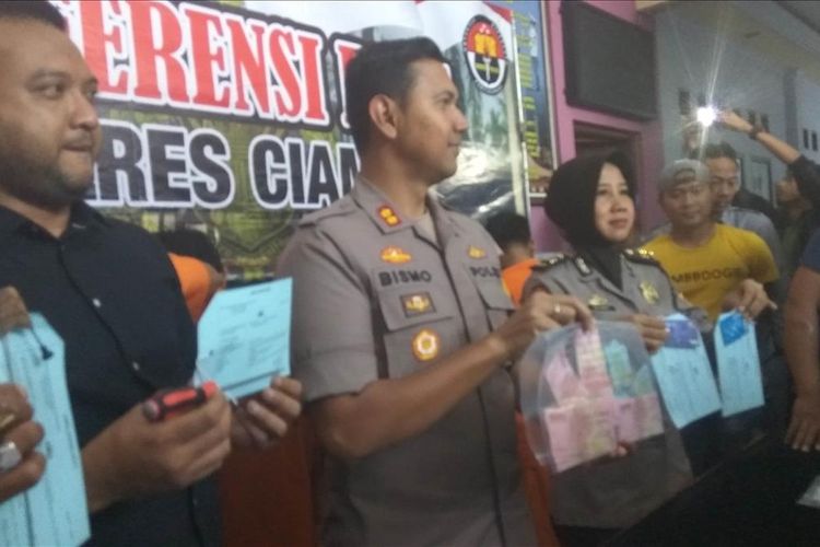 Kapolres Ciamis, Ajun Komisaris Besar Bismo Teguh Prakoso (tengah) menunjukkan barang bukti uang yang berhasil diamankan dari tangan pelaku, saat ekspos kasus di Mapolres Ciamis, Kamis (18/7/2019).