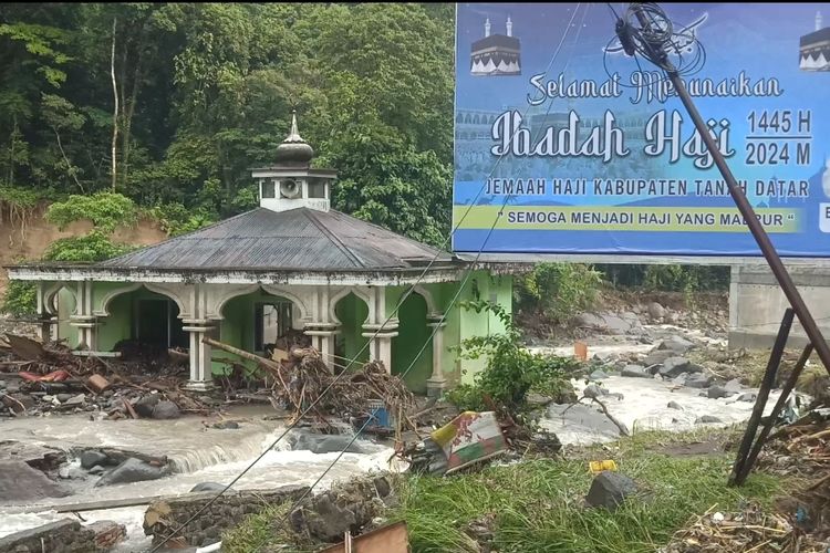 Kondisi rumah ibadah yang hancur diterjang banjir bandang di Lemah Anai, Sumbar, Selasa (14/5/2024)