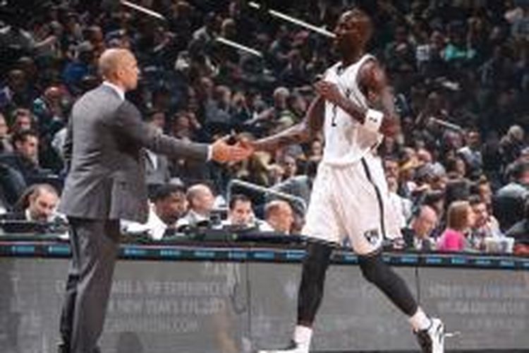 Pelatih Brooklyn Nets, Jason Kidd (kiri) bersalaman dengan pemainnya, Kevin Garnett, saat timnya bertemu Los Angeles Lakers, di Barclays Center, Rabu (27/11/2013).