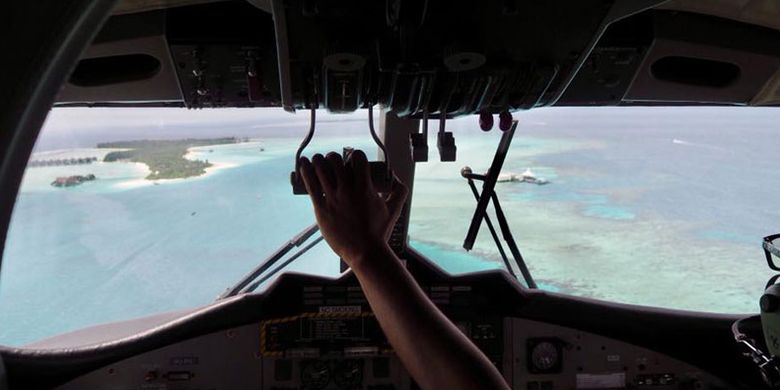 Ruang kokpit pesawat amfibi (seaplane) Maldivian Airline dalam penerbangan menuju Niyama Private Islands di Maladewa. 