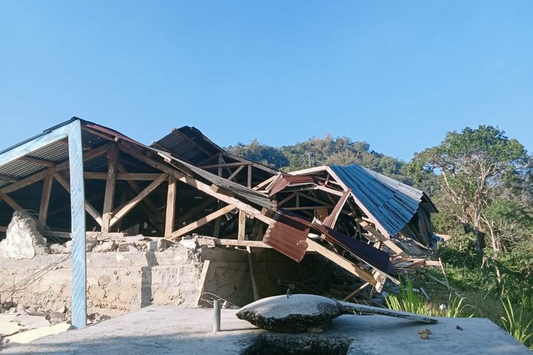 Sekolah Rusak Berat akibat Gempa NTT, Siswa SDI Tiwu Lenang Belajar di Tenda Terpal