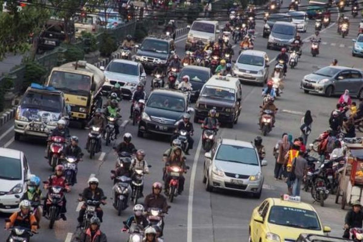 Jalan Margonda Raya, Depok, Jawa Barat, Kamis (10/10/2013). Jalan utama di kota ini tidak memiliki ruang hijau. Kondisi diperparah dengan kemacetan lalu lintas yang sering terjadi.