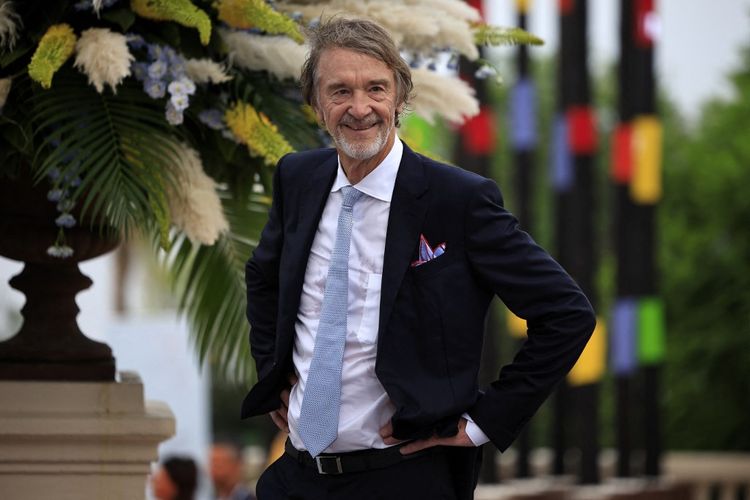 Sir Jim Ratcliffe saat menghadiri acara Red Cross Gala Ke-73 di Monte Carlo, Monako, pada 18 Juli 2022. Sir Jim Ratcliffe telah melayangkan penawaran resmi untuk membeli klub juara 20 kali Liga Inggris, Manchester United. (Photo by Valery HACHE / AFP)