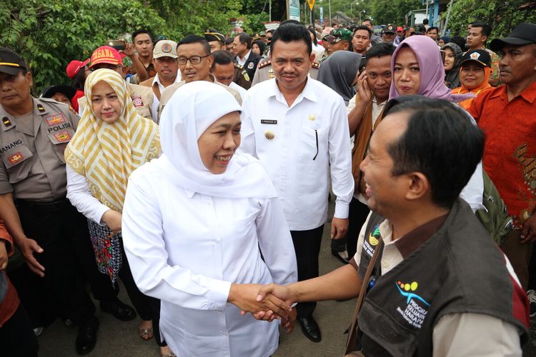 Gubernur Jawa Timur Khofifah Indar Parawansa, saat mengunjungi korban banjir di Dusun Balong, Desa Banyulegi, Kecamatan Dawarblandong, Kabupaten Mojokerto, Rabu (8/1/2020) petang.