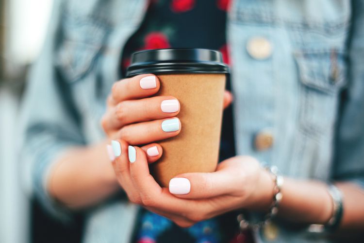 Salah satu efek samping minum kopi di pagi hari adalah meningkatkan risiko penyakit asam lambung.