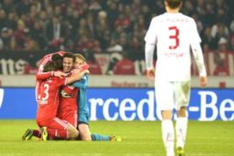Gelandang Bayern Muenchen, Thiago Alcantara (ketiga dari kiri), dipeluk rekan-rekannya usai mencetak gol indah ke gawang VfB Stuttgart pada laga Bundesliga di Mercedes Benz Arena, Stuttgart, Rabu (29/1/2014). Berkat gol itu, Bayern berhasil menang 2-1 atas Stuttgart.