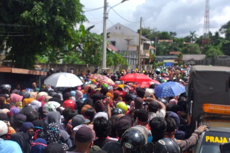 Warga Samarinda berdesak-desakan di rumah pribadi Gubernur Kaltim Isran Noor antrean sembako, Kamis (23/4/2020).