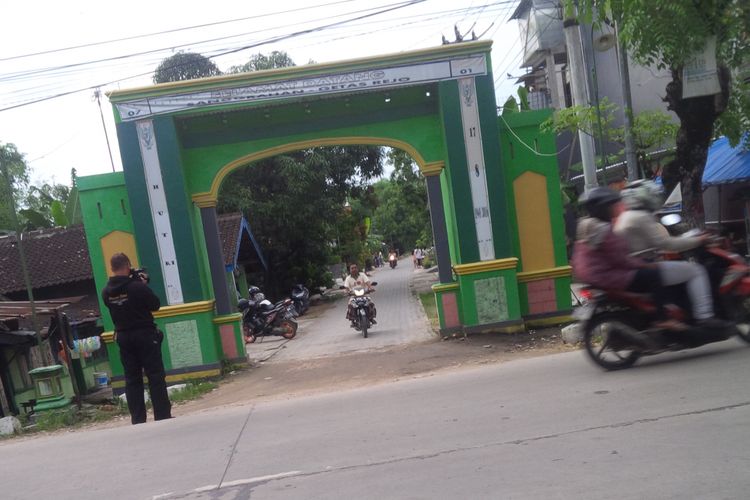 Suasana Gapura Dusun Sanggrahan, Desa Getasrejo, Kecamatan Grobogan‎‎, Rabu (13/12/2017). Di lokasi inilah yang menjadi viral dengan video pengusiran warga terhadap polisi yang menggelar razia. 