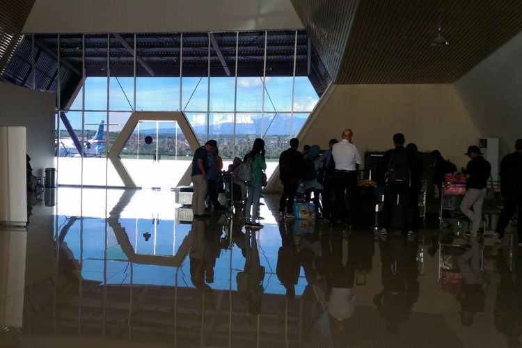 Penumpang pesawat mengambil bagasi di terminal kedatangan Bandara Sultan Muhammad Kaharuddin III Sumbawa, Nusa Tenggara Barat, Senin (19/2/2018)