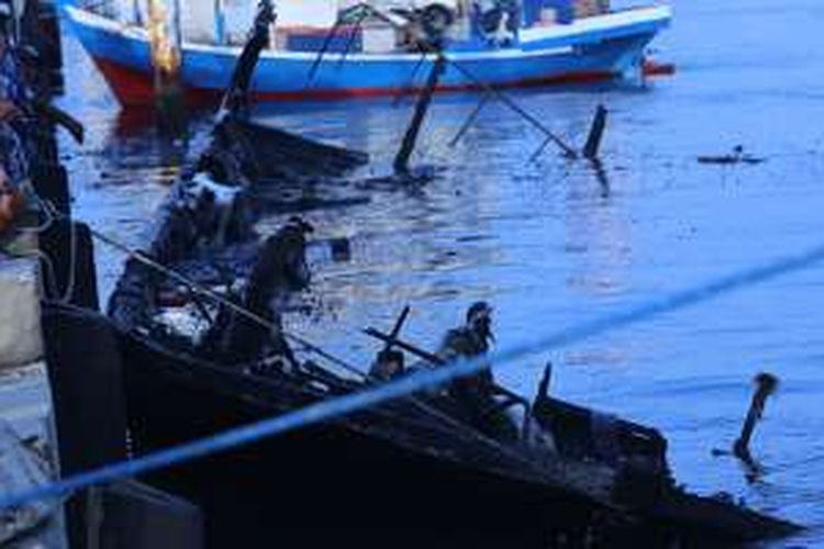 Kondisi kapal Zahro Express yang terbakar di Muara Angke, Jakarta Barat, Minggu (1/1/2017). Kapal ini terbakar saat menuju Pulau Tidung pada Minggu pagi yang menyebabkan beberapa penumpang meninggal dunia.