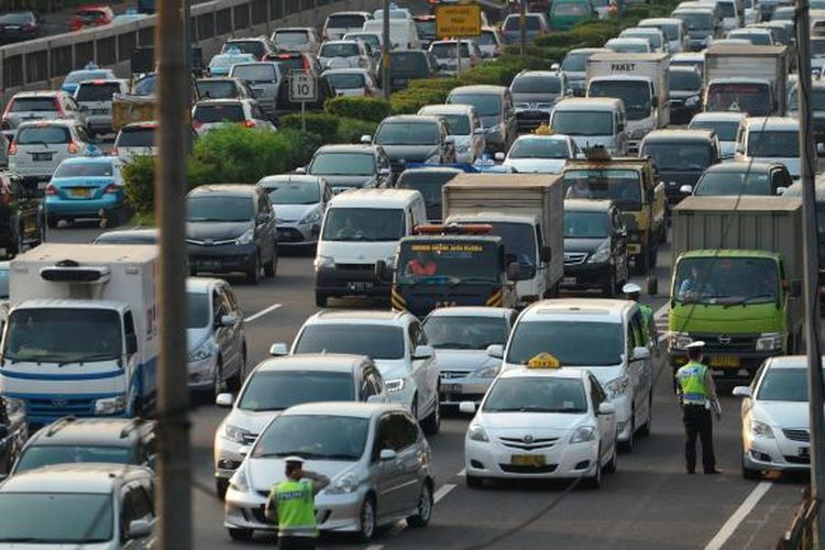 Ilustrasi Jalan Tol: Pertumbuhan Penduduk Picu Konsumsi Energi - Kemacetan pada jam pulang kerja di jalan tol dalam kota Jakarta, Senin (3/3), merupakan salah satu efek tumbuhnya kelas menengah di Indonesia. Bonus demografi yang ditandai pertumbuhan kelas menengah yang mencapai 60 persen jumlah penduduk Indonesia ini menjadi pemicu naiknya konsumsi energi.

Kompas/Iwan Setiyawan (SET)
03-03-2014