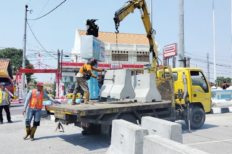 Pemindahan beton pembatas di Jembatan Sumurpanggang, pantura Kota Tegal, Jawa Tengah usai direhab agar bisa dilalui kendaraan ke arah Semarang, Rabu (6/9/2023).