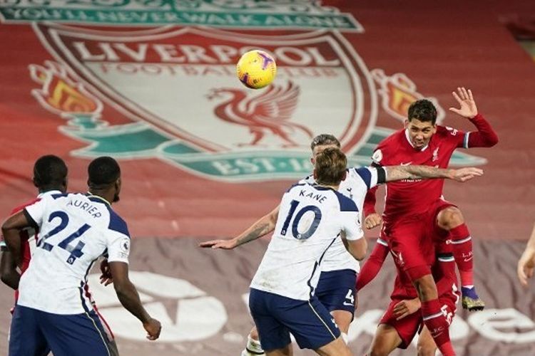 Striker Liverpool, Roberto Firmino, berhasil menanduk bola dan membawa timnya menang atas Tottenham Hotspur, Kamis (17/12/2020)