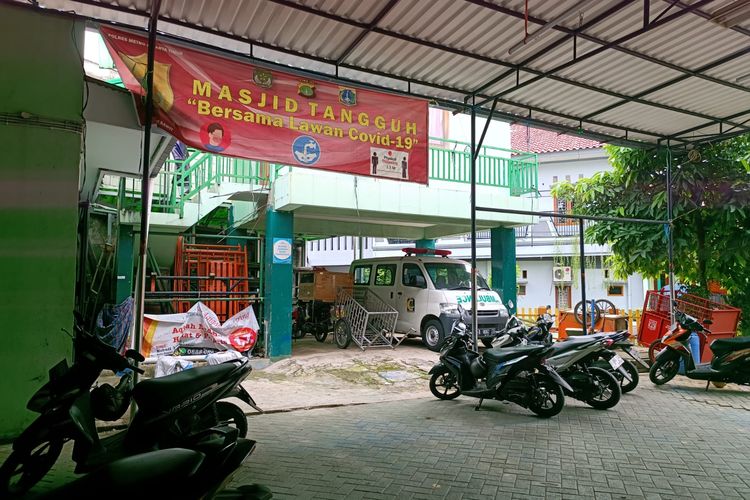 Motor seorang Ustad digasak maling di Masjid Al Muhajirin, Jalan Nusa Indah V, RT 19/RW 04, Kelurahan Malaka Jaya, Kecamatan Duren Sawit, Jakarta Timur, pada Senin (30/1/2023).