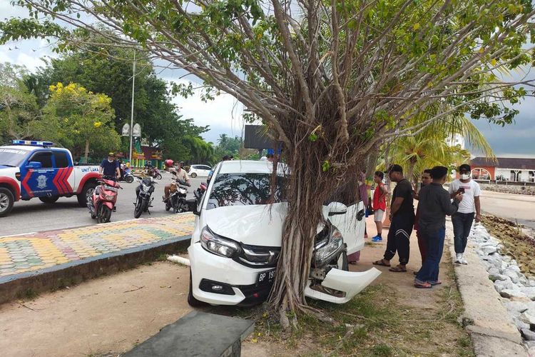 Satu unit mobil honda mobilio warna putih dengan nomor polisi BP 1971 YC menghantam pohon dan nyaris terjebur ke pesisir pantai Coastal Area Karimun, Selasa (29/3/2022) petang tadi.