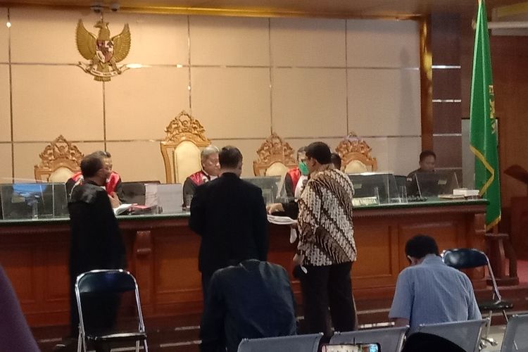 Kuasa Hukum Habib Bahar tengah memperlihatkan foto-Foto anggota FPI yang jadi korba perisitiwa KM 50 saat sidang dugaan penyebaran berita bohong di Pengadilan Negeri Bandung, Kamis (7/7/2022).