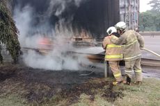 Pecah Ban, Truk Pengangkut Semen Terbakar di Tol JORR Cakung