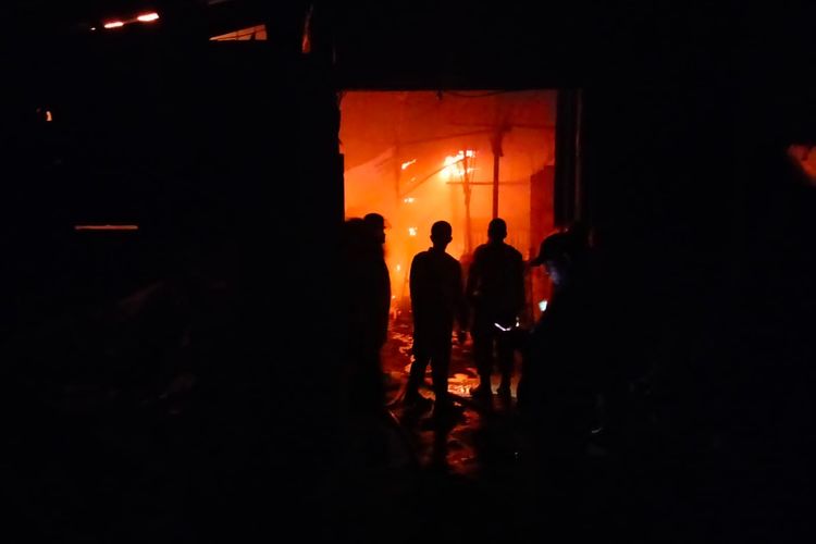 Petugas berusaha memadamkan api yang membakar pabrik briket di Kabupaten Semarang.