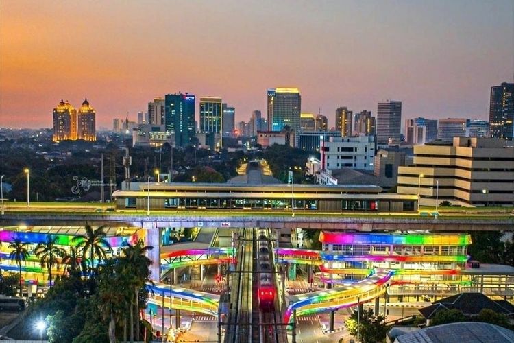 Halte Transjakarta CSW ke Stasiun MRT ASEAN. Naik transportasi publik Jakarta, seperti Transjakarta, MRT, dan LRT Jakarta hanya Rp 80 di Hari Kemerdekaan 17 Agustus 2025.