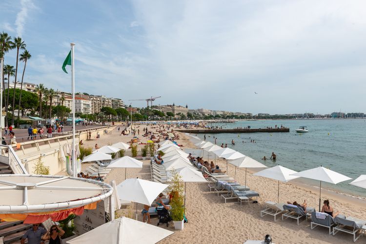 Ilustrasi pantai di Cannes, Perancis.
