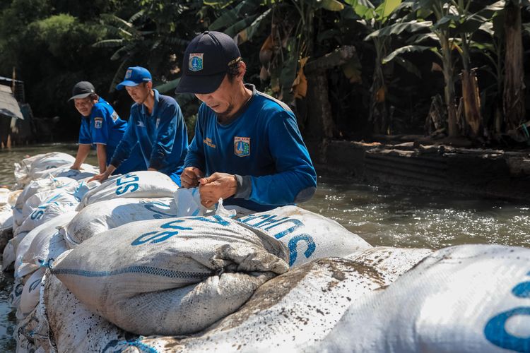 Penanggulangan tanggul jebol di wilayah Jati Padang, Jakarta Selatan.

