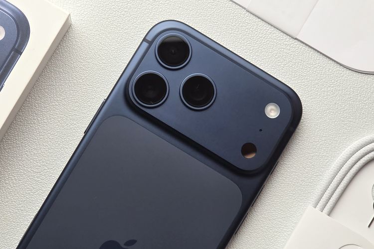 Kamera belakang iPhone 17 Pro Max meliputi kamera utama 48 MP (lensa 24mm, f/1.78, OIS), ultrawide 48 MP (lensa 13 mm, f/2.2, bidang pandang 120 derajat, OIS, f/2,8), telefoto 48 MP (lensa 100 mm, f/2.8, OIS, zoom optik 8x).