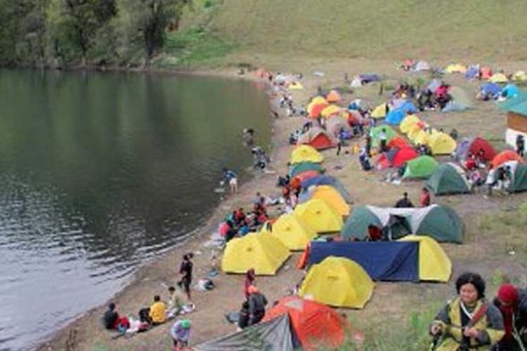 Danau Ranu Kumbolo  yang berada di jalur pendakian ke Puncak Gunung Semeru, di Kabupaten Lumajang, Jawa Timur, seolah menjadi magnet tersendiri bagi para pendaki. Tampak puluhan tenda milik pencinta alam memenuhi salah satu sisi danau, Rabu (5/6/2013) pagi.