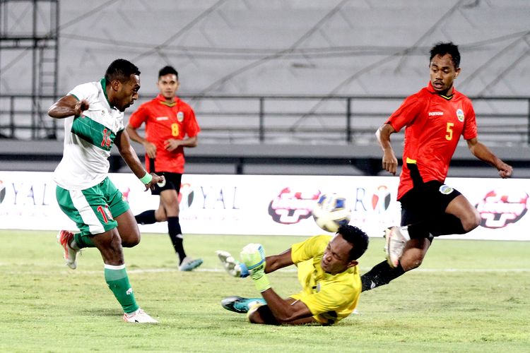 Pemain Timnas Indonesia Terens Puhiri berhadapan dengan penjaga gawang Timor Leste saat pertandingan ujicoba dalam rangka FIFA Matchday yang berakhir dengan skor 0-3 di Stadion Kapten I Wayan Dipta Gianyar, Minggu (30/1/2022) malam.