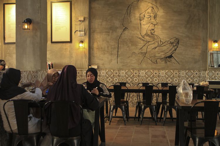 Para pengunjung Martabak HAR Palembang yang kini banyak digandrungi para anak muda. Restoran yang berdiri sejak 1974 ini, telah menjalani renovasi sehingga memiliki konsep modern vintage.
