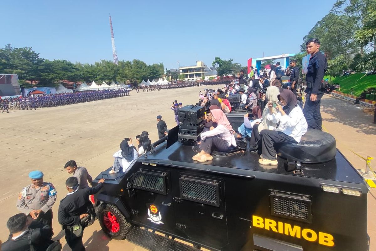 Saat Warga Duduki Mobil Rantis Brimob di Hari Bhayangkara Ke-80 untuk ...