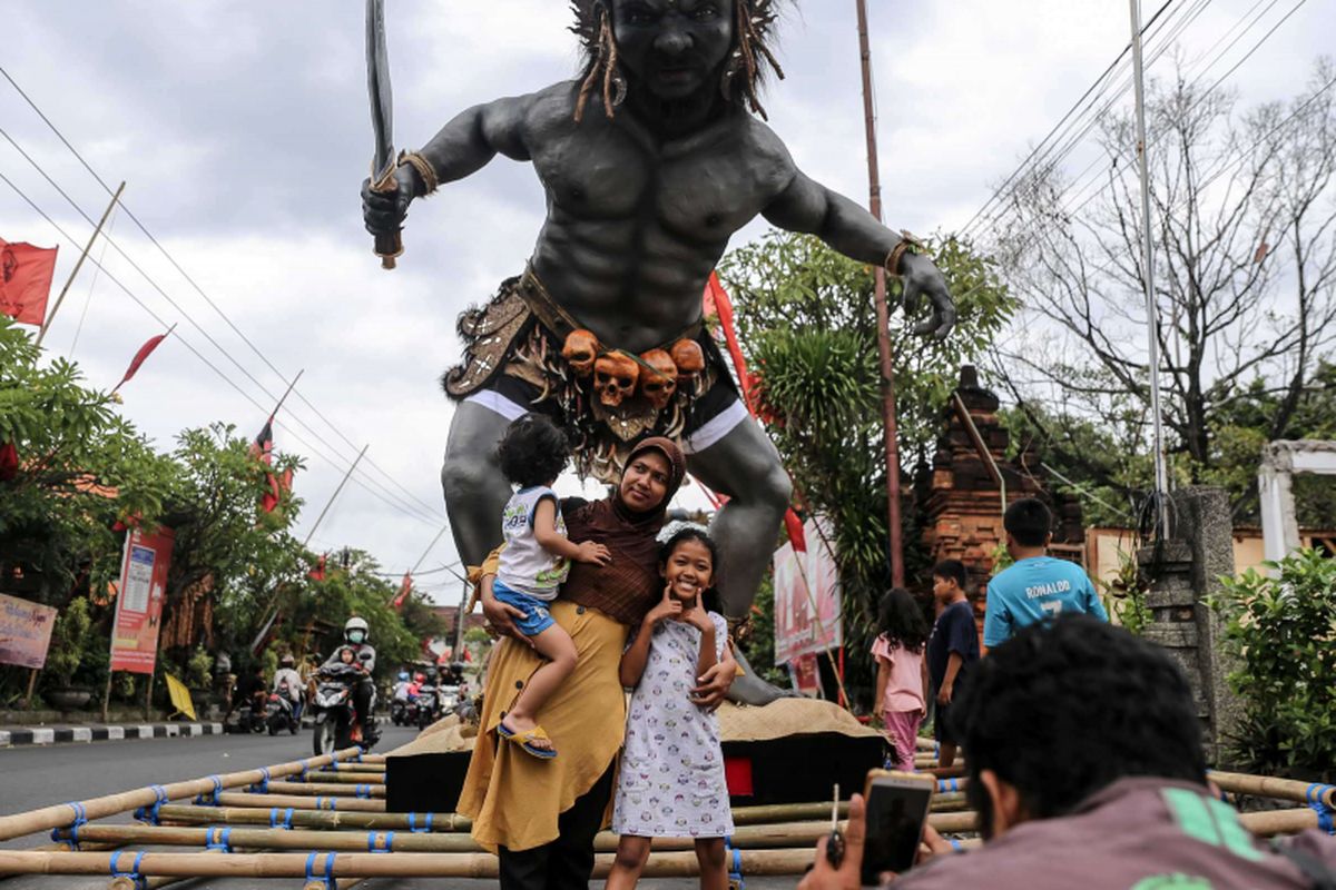 Umat Hindu mengarak ogoh-ogoh di Bali, Rabu (6/3/2019). Pawai Ogoh-ogoh dilaksanakan dalam rangkaian perayaan Nyepi Tahun Baru Caka 1941 yang jatuh pada tanggal 7 maret 2019.