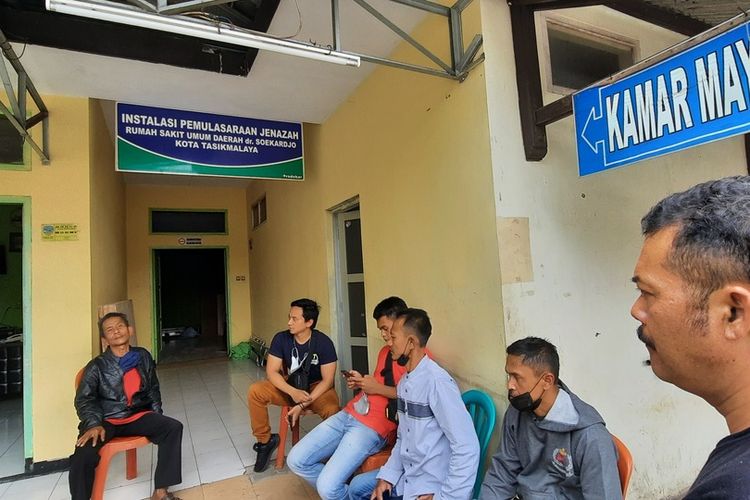 Keluarga korban jasad tengkorak laki-laki yang ditemukan di rumah kontrakan perumahan Rajapolah sedang memberikan keterangan ke petugas Kepolisian di Ruang Kamar Mayat RSUD Soekardjo Tasikmalaya, Minggu (6/3/2022).