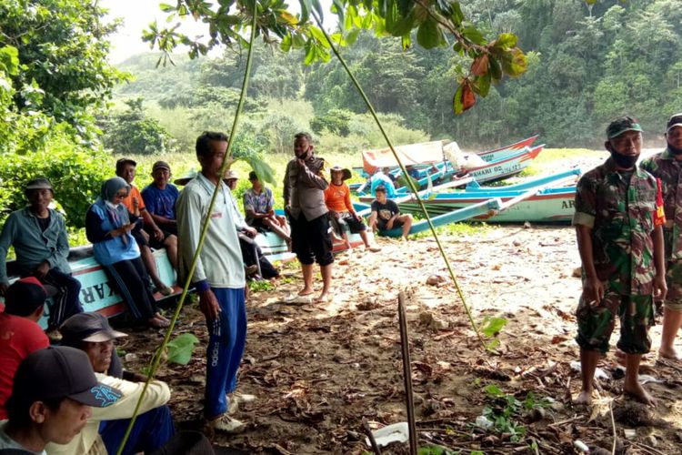 Tim SAR, relawan dan nelayan bersiap melakukan pencarian di hari keempat terhadap nelayan Samut di Pantai Bukit Indah, Kecamatan Panggungrejo, Kabupaten Blitar, Selasa (22/3/2022)