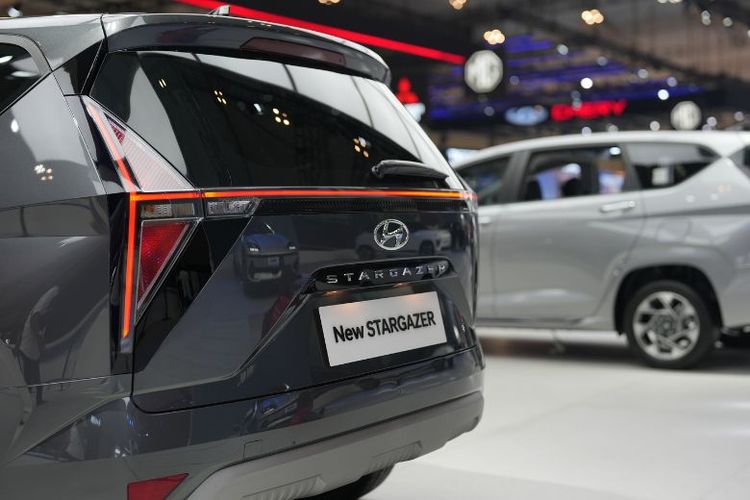 Tampilan bodi belakang Hyundai STARGAZER yang modern. 