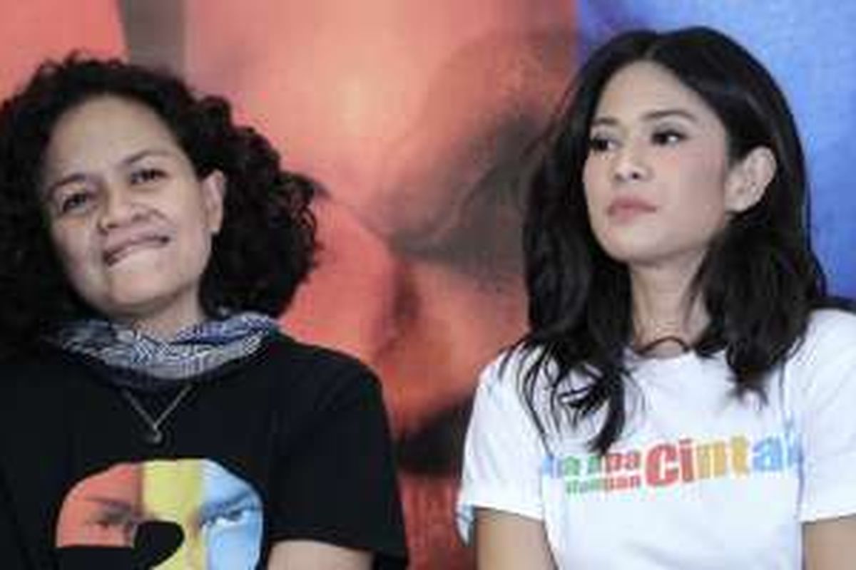 Produser film Ada Apa dengan Cinta 2 (AADC 2), Mira Lesmana dan pemain, Dian Sastrowardoyo, saat konferensi pers di Jakarta, Senin (25/4/2016). Film drama romantis produksi Miles Productions ini akan tayang di bioskop mulai 28 April mendatang.