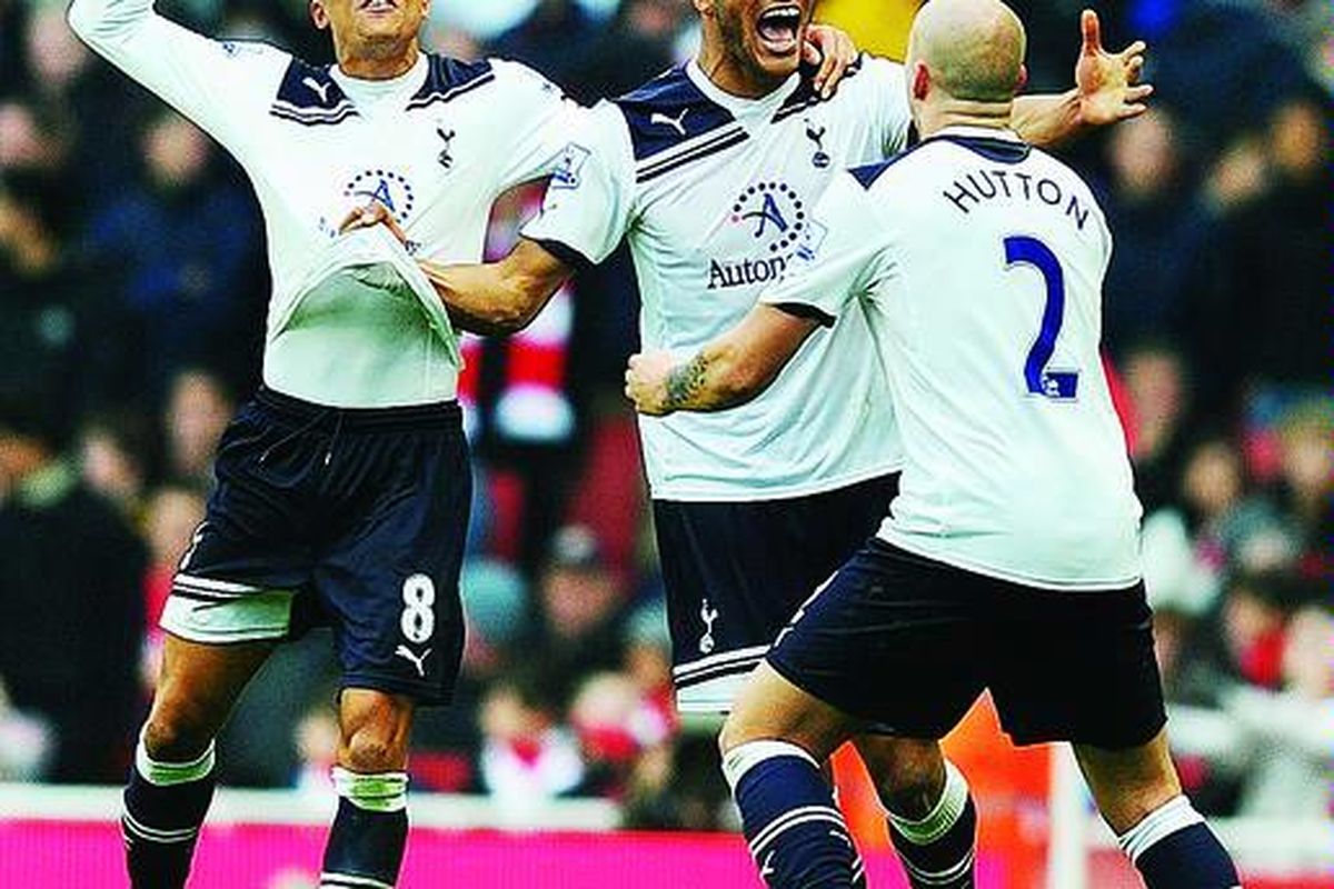 Younes Kaboul mencetak gol ketiga Tottenham ke gawang Arsenal. Kaboul merayakan gol kemenangan itu bersama Jermaine Jenas dan Alan Hutton pada lanjutan Liga Primer Inggris di Stadion Emirates, Sabtu (20/11) di London, Inggris.