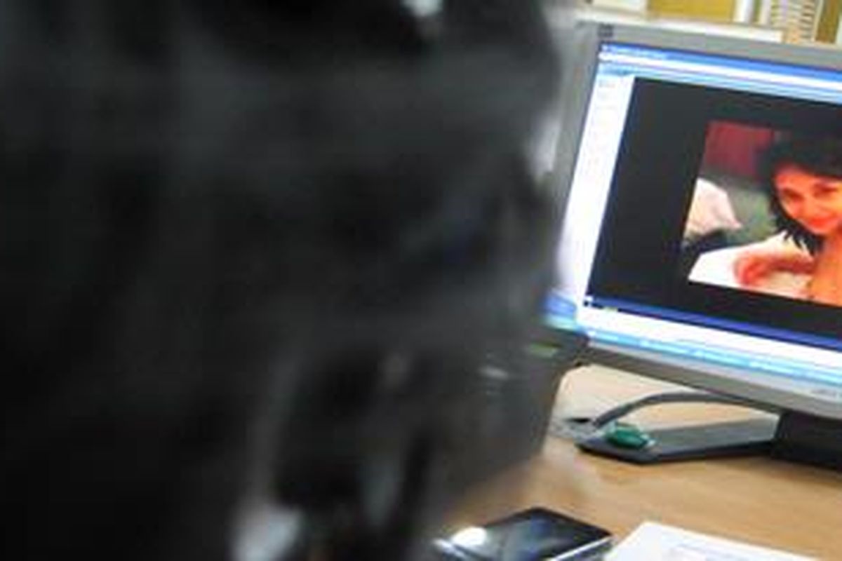 Video-video hot yang menampilkan sosok-sosok mirip Ariel, Luna Maya, dan Cut Tari beredar di internet.