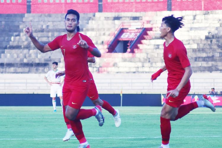 Penyerang Timnas U-23 Indonesia, Muhammad Rafli, berselebrasi seusai mencetak gol saat melawan Iran di Stadion Kapten I Wayan Dipta, Gianyar, Rabu (13/11/2019).