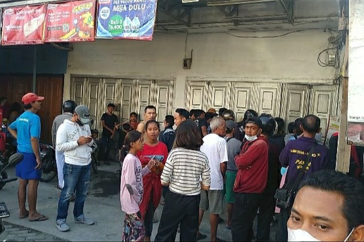 Kehebohan warga usai penikaman dua pekerja Alfamart di Jalan Veteran, Kecamatan Labuhan Deli, Deli Serdang pada Sabtu (16/4/2022) pagi.