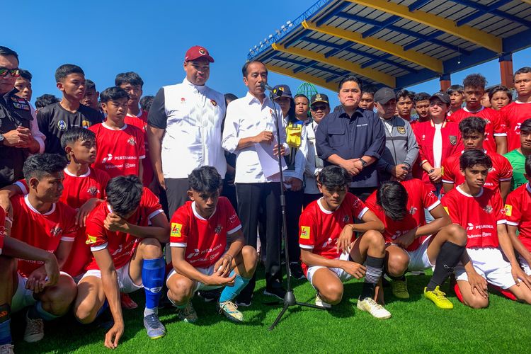 Joko Widodo Presiden RI tengah menyampikan pidatonya dalam kunjungan ke Stadion Si Jalak Harupat Kabupaten Bandung, Rabu (12/7/2023) menuju persiapan Piala Dunia U17 2023. 