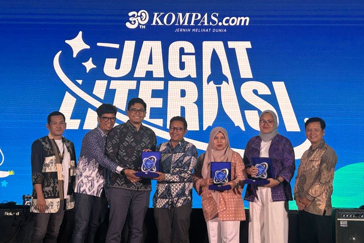 (Kiri) Komunitas Bapak2ID dalam acara perayaan HUT Kompas.com ke-30 di Menara Kompas, Jakarta Pusat, Senin (15/9/2025).
