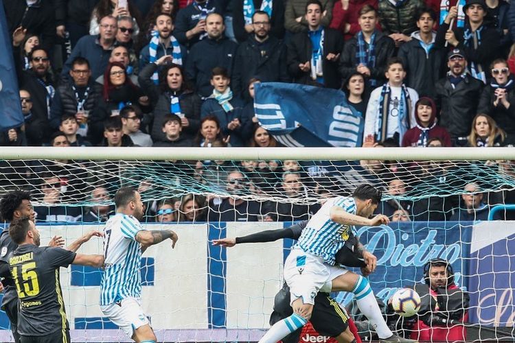 Bek SPAL, Kevin Bonifazi (kanan), mencetak gol balasan dalam pertandingan Serie A antara SPAL 2013 vs Juventus di Stadion Paolo-Mazza, Sabtu (13/4/2019). 