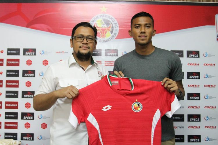 Manager Semen Padang Win Bernardino memperkenalkan Teja Paku Alam di PT KSSP,  Senin (14/1/2019)