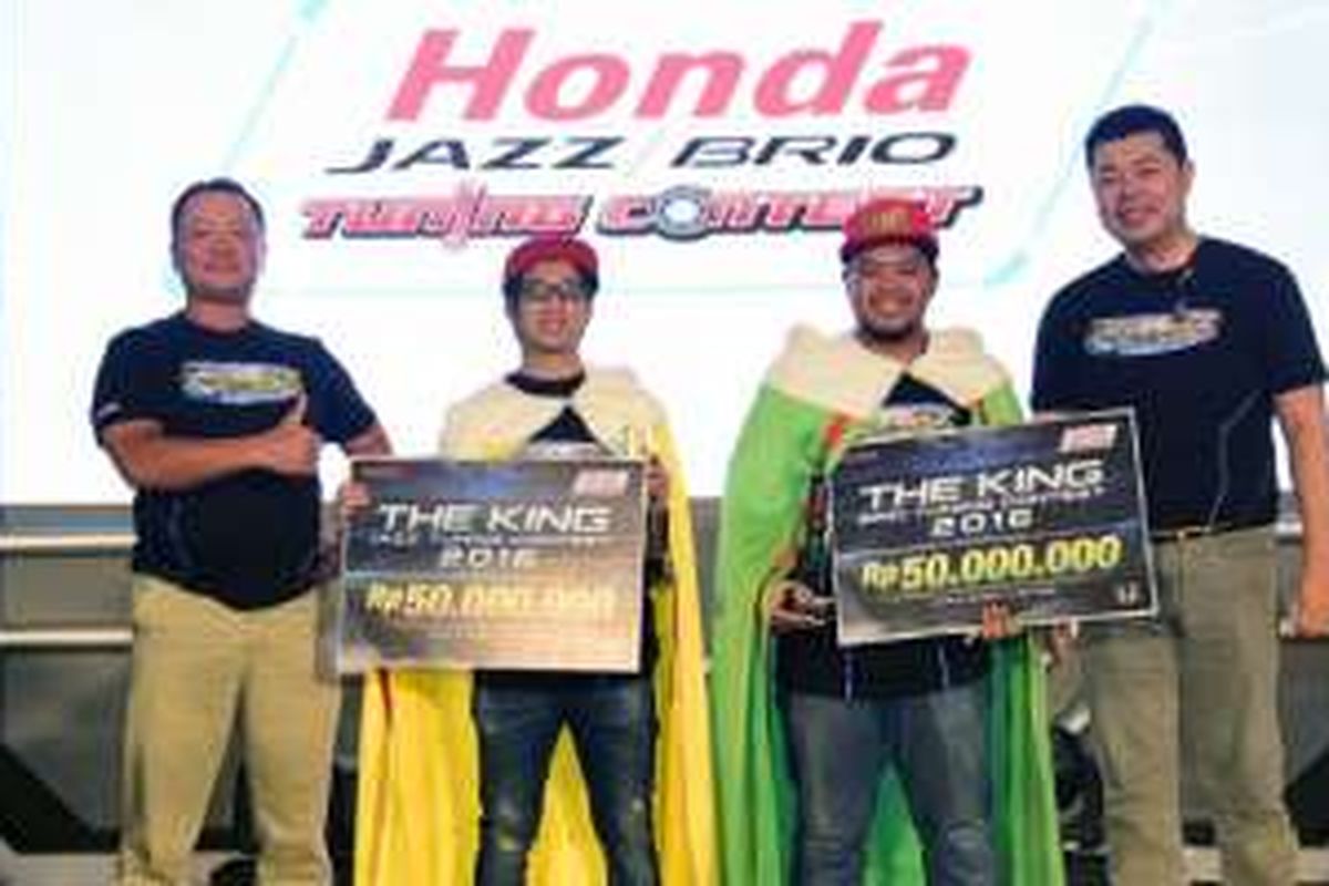 Direksi Honda Prospect Motor (HPM) mengapit para pemenang di Jazz dan Brio Tuning Contest.