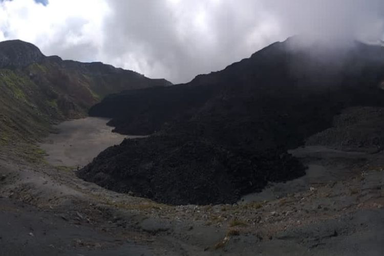 Foto: Material erupsi menumpuk di puncak gunung api Ile Lewotolok, Kabupaten Lembata, NTT.