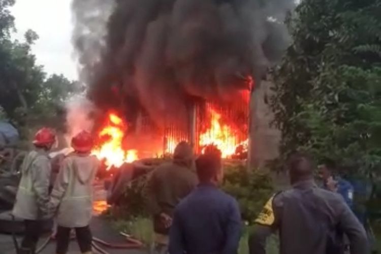 Kobaran Api membakar gudang atau pabrik pengolahan ban bekas vulkanisir di Desa Pesanggrahan Kecamatan Plumbon Kabupaten Cirebon Jawa Barat, pada Senin (13/3/2023)
