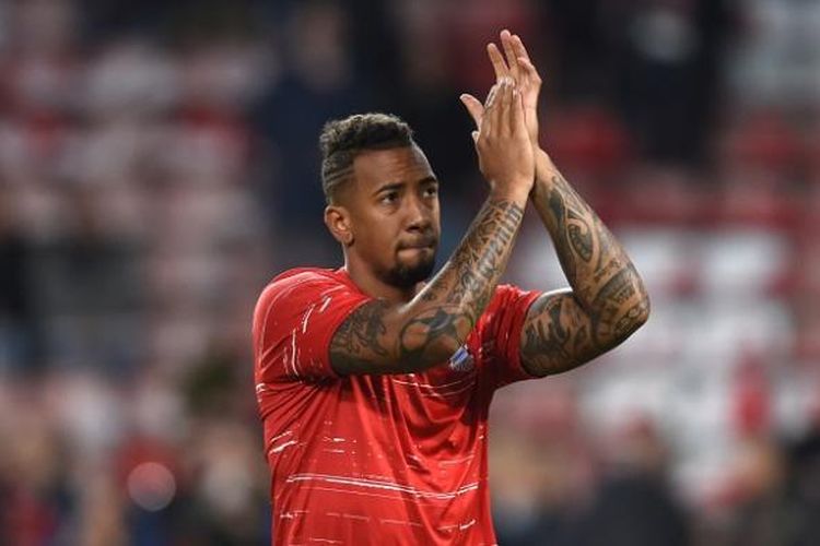 Bek Bayern Muenchen, Jerome Boateng, memberikan aplaus kepada para suporter seusai partai Liga Champions kontra PSV EIndhoven, di Stadion Philips, 1 November 2016.